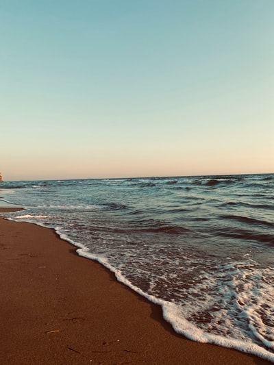 日落时海浪拍岸